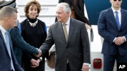 El secretario de Estado de EE.UU. Rex Tillerson (centro) saluda a oficiales del ejército mexicano a su llegada al aeropuerto Benito Juárez en Ciudad de México para una visita de dos días. Jueves, 1 de febrero de 2018. 