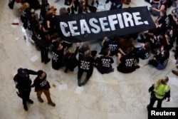 A protestor is detained by Capitol Hill police after protesters calling for a cease fire in Gaza and an end to the Israel-Hamas conflict on Capitol Hill in Washington, U.S., October 18, 2023. (REUTERS/Jonathan Ernst)