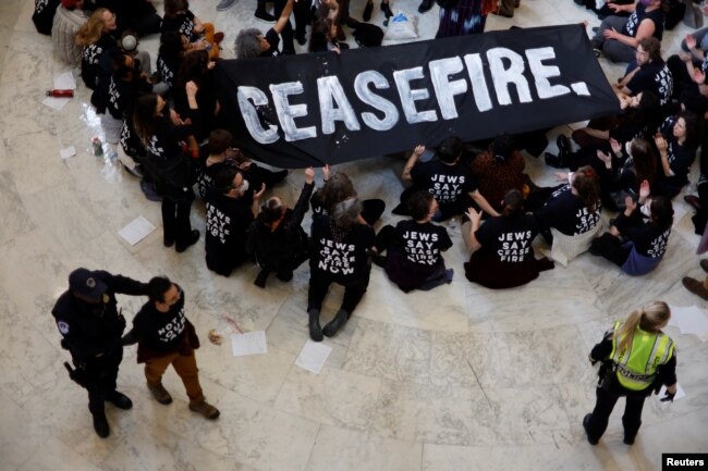 A protestor is detained by Capitol Hill police after protesters calling for a cease fire in Gaza and an end to the Israel-Hamas conflict on Capitol Hill in Washington, U.S., October 18, 2023. (REUTERS/Jonathan Ernst)