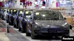 Mobil Tesla Model 3 yang dibuat di China tampak dalam acara pengiriman di pabriknya di Shanghai, China, 7 Januari 2020. 
