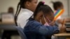 FILE - Siswa belajar di ruang kelas di Sekolah Dasar Beecher Hills di Atlanta, Jumat, 19 Agustus 2022. (Ron Harris, Arsip/AP)