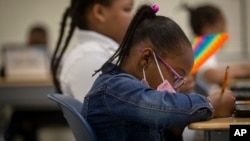 FILE - Siswa belajar di ruang kelas di Sekolah Dasar Beecher Hills di Atlanta, Jumat, 19 Agustus 2022. (Ron Harris, Arsip/AP)