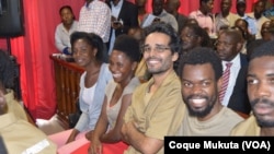 Le rappeur angolais Luaty Beirão, assis au tribunal avec d’autres opposants, Luanda, Angola, 16 novembre 2015