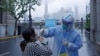一位上海市民接受核酸检测（2022年4月26日）
