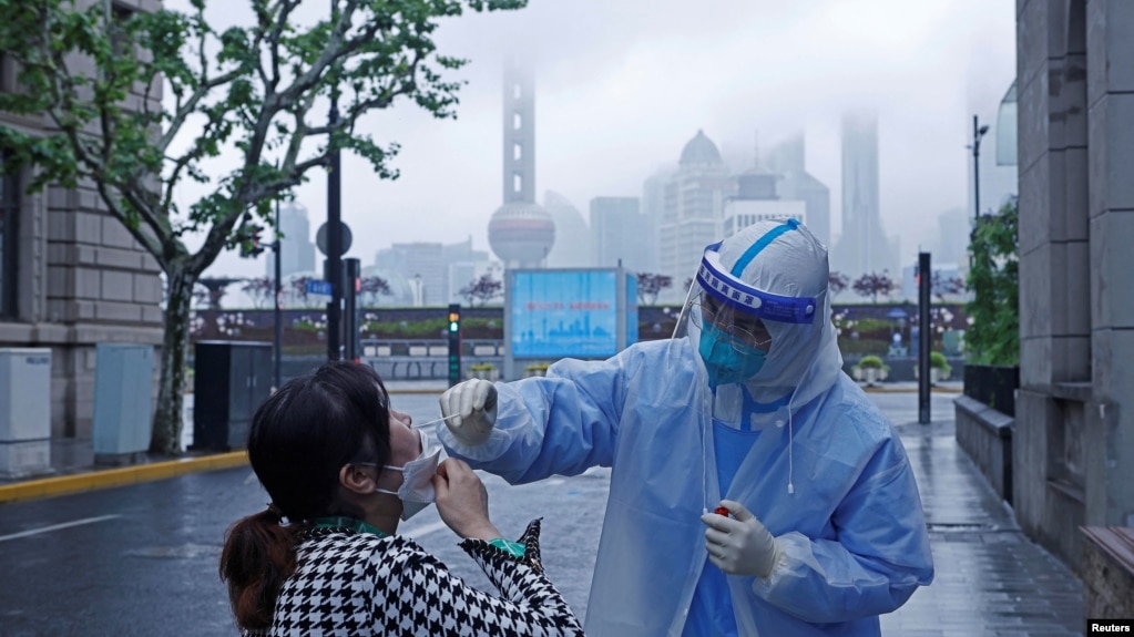 一名女子在上海做新冠病毒核酸检测。（2022年4月26日）(photo:VOA)