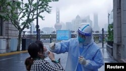 一名女子在上海做新冠病毒核酸检测。（2022年4月26日）