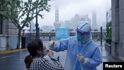 중국 상하이 주민이 지난 26일 시내에서 신종 코로나바이러스 감염 검사를 받고 있다. 
