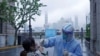 上海一名医护人员在对当地居民进行核酸检测（2022年4月26日）