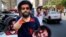 Vente de masques du joueur égyptien Mohammed Salah avant le match d'ouverture entre la Egypte et le Zimbabwe de la Coupe d'Afrique des Nations au Caire, en Egypte, vendredi 21 juin 2019.