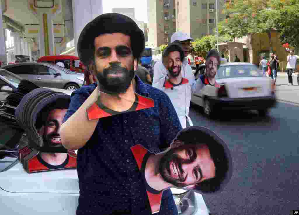 در آستانه جام آفریقا و بازی بین مصر و زیمباوه، یک تماشاگر عکسی از «محمد صلاح» را به دست دارد. صلاح ستاره لیورپول و تیم ملی مصر است. 