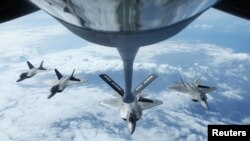 Американские истребители F-22 Raptors (архивное фото)