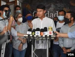 El líder estudiantil Lesther Alemán anuncia que la Alianza Ciudadana está dispuesta a recibir al Partido de Restauración Democrática y al Partido Conservador para formar una alianza única contra el Sandinismo. Foto Daliana Ocaña, VOA.