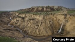 2012年5月，内蒙古自治区呼伦贝尔宝日希勒露天煤矿堆土场及排水管道 (卢广/绿色和平)