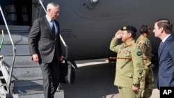 Jim Mattis arrivant au Pakistan, le 4 decembre 2017. 