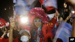 Supporters of Taiwan Kuomintang party Taipei city mayoral candidate Wayne Chiang cheer in Taipei, Taiwan, Nov. 26, 2022. 