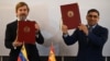 Pedro Tellechea, presidente de PDVSA, a la derecha, celebra la firma de acuerdos con la petrolera española Repsol, en Caracas, el 18 de diciembre de 2023.