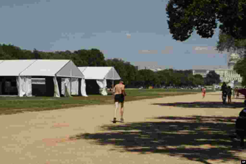 美国人不怕酷热天气，赤裸上身跑步