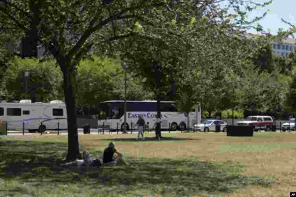 民众爱在树荫下乘凉