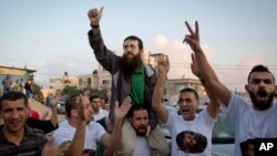 Le palestinien Khader Adnan est salué par les Palestiniens après sa libération d'une prison israélienne dans le village de Arrabeh en Cisjordanie, le 12 juillet 2015. Israël a libéré un prisonnier palestinien qui a récemment mis fin à une grève de la faim de 55 jours.