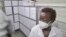 Le personnel médical du dépôt national de vaccins de Nairobi, où le premier lot de vaccins COVID-19 du pays est conservé dans une chambre froide, contrôle les vaccins dans une chambre froide à Nairobi le 4 mars 2021.