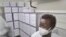 Le personnel médical du dépôt national de vaccins de Nairobi, où le premier lot de vaccins COVID-19 du pays est conservé dans une chambre froide, contrôle les vaccins dans une chambre froide à Nairobi le 4 mars 2021.