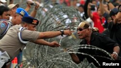 지난달 인도네시아 대선에서 패배한 프라보워 수비안토 후보 지지자들이 자카르타 헌법재판소 앞에서 시위를 벌여 경찰과 대치하고 있다.