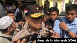 Karopenmas Divisi Humas Polri, Brigjen Pol Dedi Prasetyo saat memberikan keterangan terkait ledakan bom bunuh diri yang dilakukan istri terduga teroris Abu Hamzah di Sibolga, Rabu (13/3). (foto: VOA/Anugrah Andriansyah).