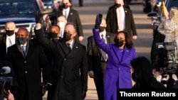 카멀라 해리스 부통령과 남편 더글러스 엠호프 씨가 20일 조 바이든 대통령 취임식 후 백악관까지 행진하고 있다. 