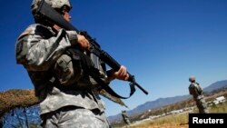 Foto de archivo de 2010 en la que tropas de la Guardia Nacional patrullan a lo largo de la frontera con México en Nogales, Arizona.