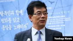 26일 서울 관악구 서울대학교 문화관에서 열린 남북한 작가 공동 소설집 '국경을 넘는 그림자' 출간 기념 간담회에서 이지명 작가가 북측작가 대표로 인사말을 하고 있다.