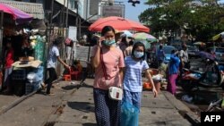နှာခေါင်းစည်းတပ်ထားတဲ့ အမျိုးသမီး နှစ်ဦးကို ရန်ကုန်မြို့ ဈေးတခုတွင်တွေ့ရ (မတ် ၂၄၊ ၂၀၂၀)
