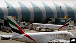 Un avión de la aerolínea Emirates en el aeropuerto de Dubai.