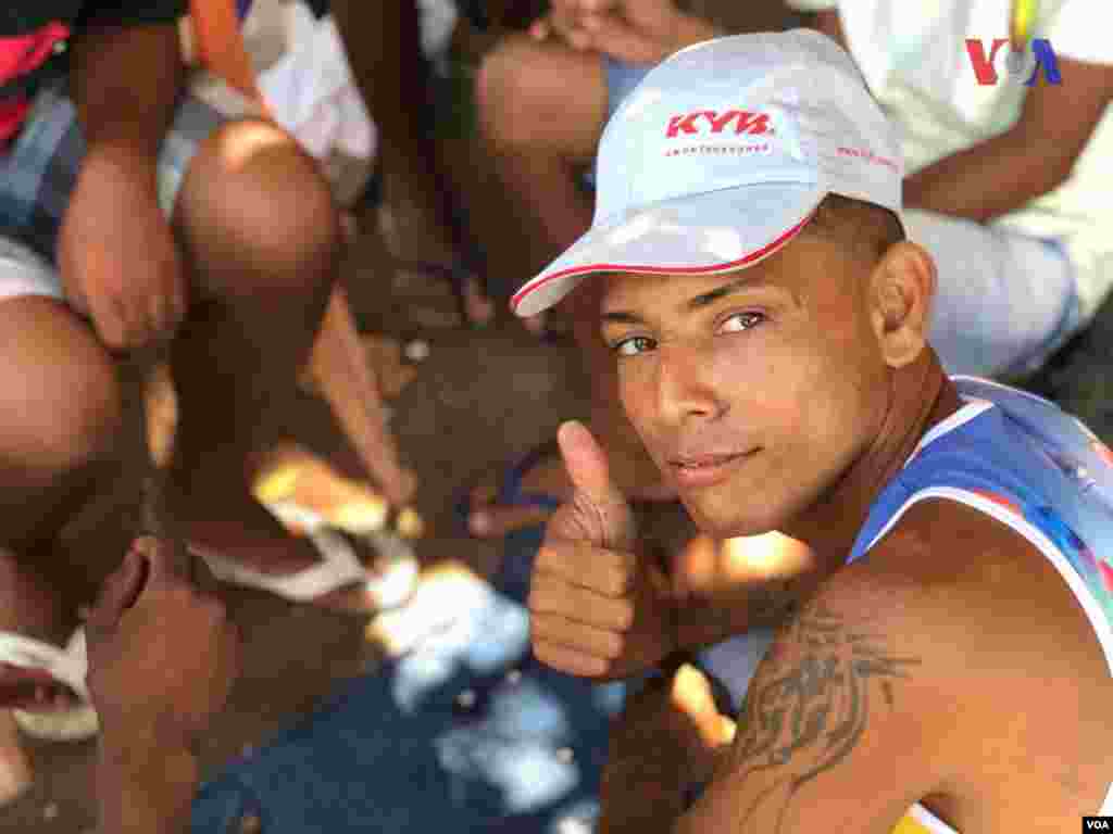 Un hombre saluda a la cámara en el refugio improvisado&nbsp;creado por venezolanos en el vecindario Jardim Floresta, fronterizo de Brasil. Foto: Celia Mendoza - VOA