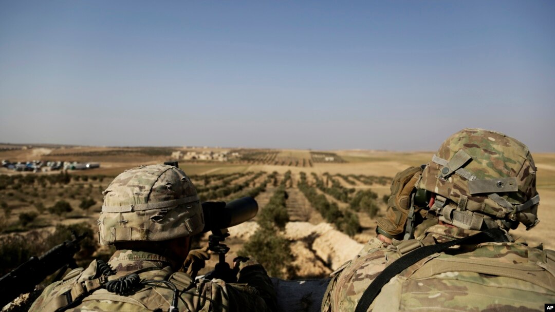 ARSIP - Pasukan Amerika melakukan pengamatan di perbatasan dengan Turki dari sebuah pos perbatasan kecil dekat kota Manbij, Suriah utara, Rabu, 7 Februari 2018 (foto: AP Photo/Susannah George)