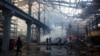 Vatrogasci gase požar u skladištu nakon ruskog raketnog napada, tokom ruske invazije na Ukrajinu, u Kijevu, 29. decembra 2023.