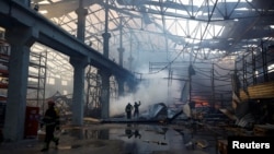 Rusya'nın füze saldırısı sonucu Ukrayna'nın başkenti Kiev'deki bir depo da vuruldu. İtfaiyeciler yangını söndürmeye ve enkazı kaldırmaya çalışıyor. - 29 Aralık 2023
