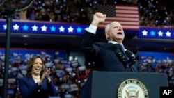 O candidato democrata à vice-presidência, o governador do Minnesota, Tim Walz, aparece com a candidata democrata à presidência, a vice-presidente Kamala Harris, num comício de campanha em Filadélfia, terça-feira, 6 de agosto de 2024.