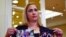 Mavys Álvarez muestra fotografías de ella con Diego Maradona en La Habana, Cuba, al final de una conferencia de prensa en Buenos Aires, Argentina, el lunes 22 de noviembre de 2021.