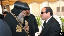 Le pape copte Tawadros II, à gauche, salue le président Abdel-Fattah el-Sissi d'Egypte au Caire, Egypte, 16 février 2015 (AP Photo/Egyptian Presidency)