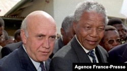 Mantan Presiden Afrika Selatan FW de Klerk (kiri) bersama Nelson Mandela di Moria, Afrika Selatan 3 April 1994 (foto: dok).
