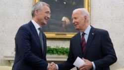 Presiden Joe Biden bertemu dengan Sekretaris Jenderal NATO Jens Stoltenberg di Ruang Oval di Gedung Putih, 17 Juni 2024 lalu (foto: dok). Biden akan jadi tuan rumah KTT NATO di Washington, DC minggu depan. 
