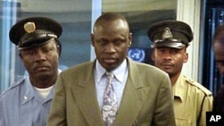 L'abbé Emmanuel Rukundo est escorté par la garde des Nations unies au Tribunal pénal international pour le Rwanda (TPIR) à Arusha, Tanzanie, 26 septembre 2001.