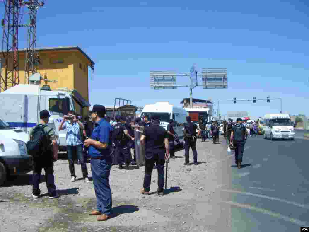 Turkish Police disperse Kurd protesters near Syria border, Monday, August 5, 2013 