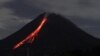 Gunung Merapi, gunung berapi paling aktif di Indonesia, tampak memuntahkan abu vulkanik dan lava dari puncaknya seperti yang terlihat dari Sleman di Yogyakarta, Senin (10/1). (Foto:&nbsp;Devi RAHMAN / AFP)