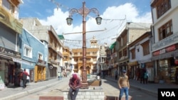 The city market in Leh, a town in India's Himachal Pradesh state. (Bilal Hussain/VOA)