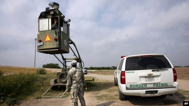 Soldados de la Guardia Nacional de Texas vigilan la frontera cerca del puente internacional Hidalgo, en Hidalgo, Texas. Las tropas fueron emplazadas para ayudar a contener el influjo de menores no acompañados que intentan ingresar a EE.UU. sin documentos.