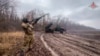 En esta fotografía, tomada de un video y difundida por el Servicio de Prensa del Ministerio de Defensa de Rusia el jueves 16 de enero de 2025, un soldado ruso protege la posición de un lanzacohetes múltiple autopropulsado "Grad" desde un dron en un lugar no revelado en Ucrania. 