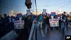 Miles de rusos gay protestan en distintas ciudades del país contra las llamadas leyes anti homosexuales impuestas por el gobierno del presidente Vladimir Putin.