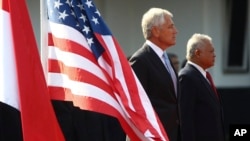 U.S. Defense Secretary Chuck Hagel, second from right, stands next to Indonesian Defense Minister Purnomo Yusgiantoro during a welcome ceremony prior to their meeting in Jakarta, Indonesia, Aug. 26, 2013. 