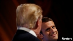 Prezidan fransè a Emmanuel Macron (adwat) ak Prezidan Donald Trump nan yon konferans pou laprès yo tap bay nan Palè Elysee a nan vil Pari, an Frans, 14 jiyè 2017 la.